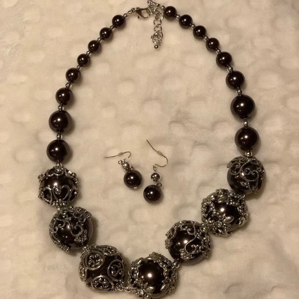 Gorgeous necklace and earrings.
